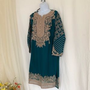 Beautiful 3 piece outfit.   Beautiful green color